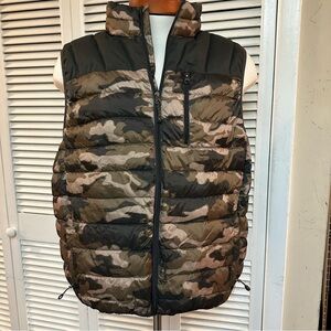 HAWKE & CO  Size LARGE  Camouflage Vest